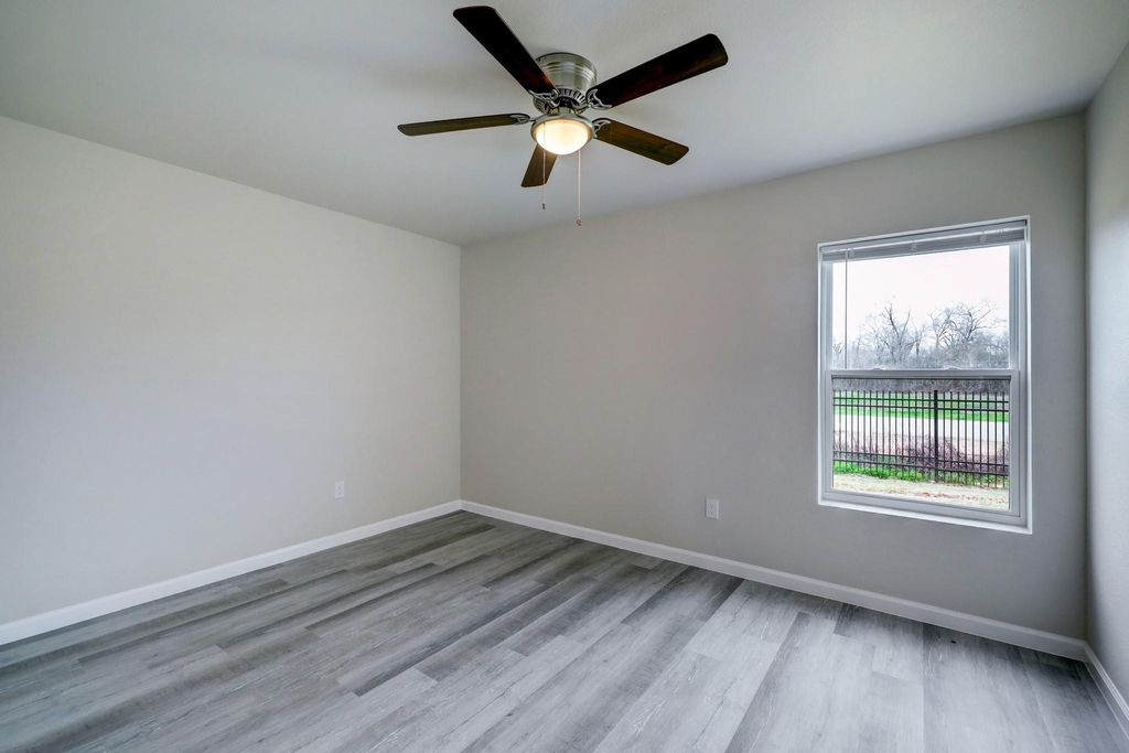 155 Plez Morgan Drive - Photo 10
