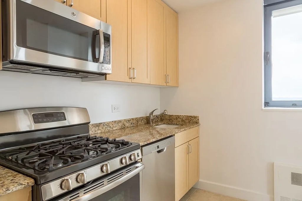 West 48th Street - Photo 7