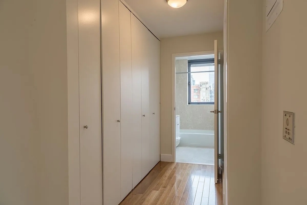 West 48th Street - Photo 10