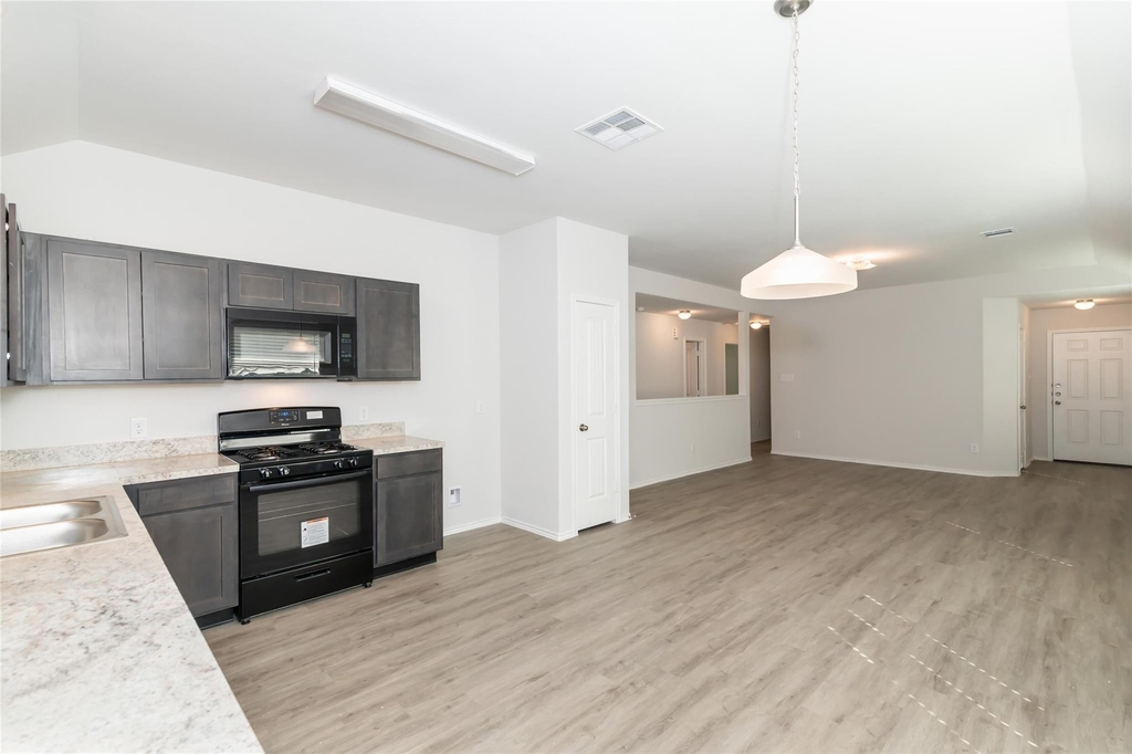 8526 Middleton Oaks Circle - Photo 5