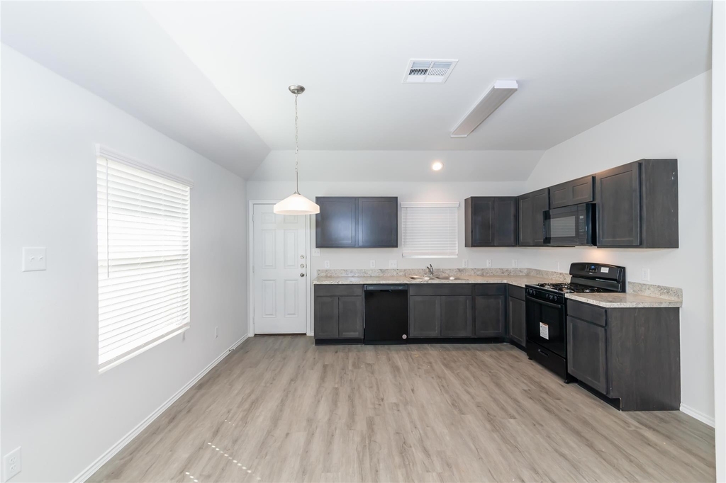 8526 Middleton Oaks Circle - Photo 4