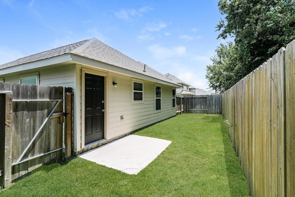 8526 Middleton Oaks Circle - Photo 3