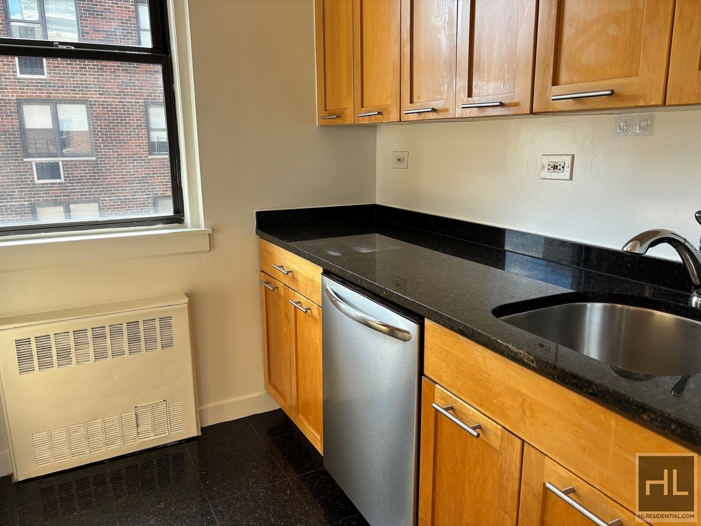East 79th Street - Photo 10
