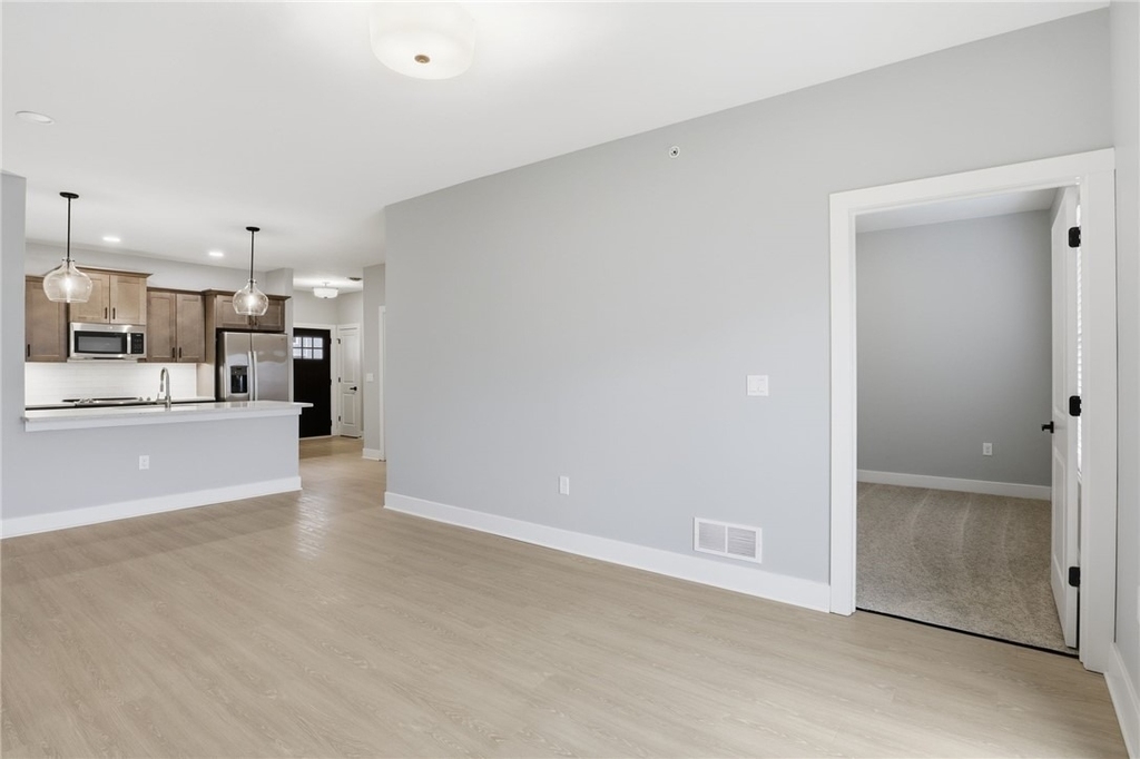 1195 Marina Parkway - Photo 5