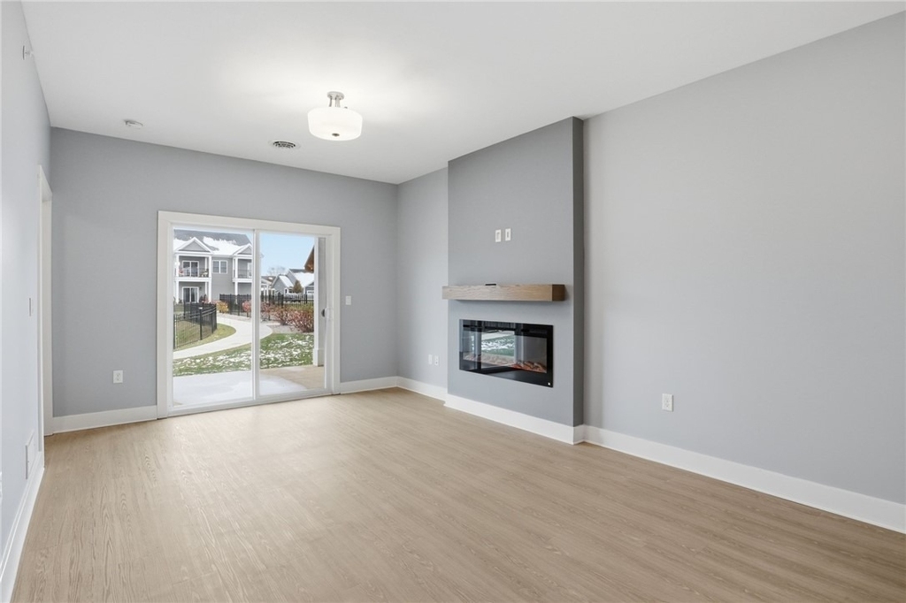 1195 Marina Parkway - Photo 3