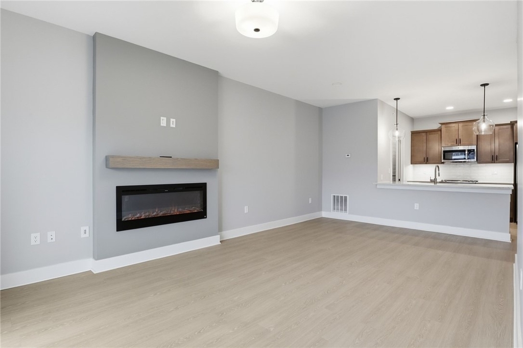 1195 Marina Parkway - Photo 4