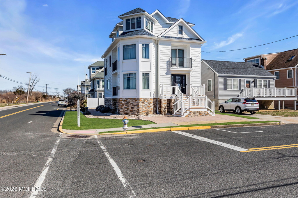 550 Whiting Avenue - Photo 3