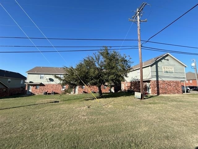 811 W Walnut Street - Photo 1