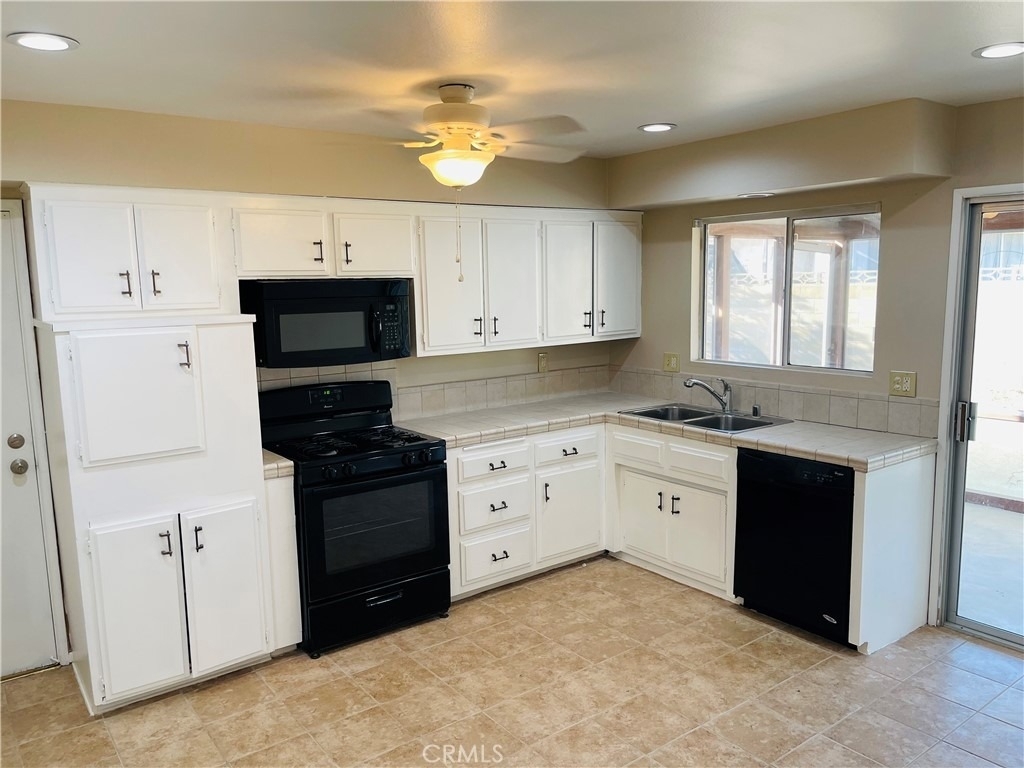 678 Monterey Place - Photo 8