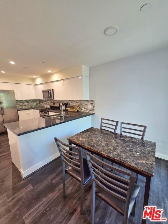 2651 S Hobart Boulevard - Photo 4
