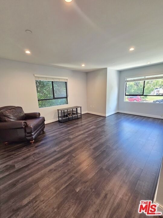 2651 S Hobart Boulevard - Photo 6