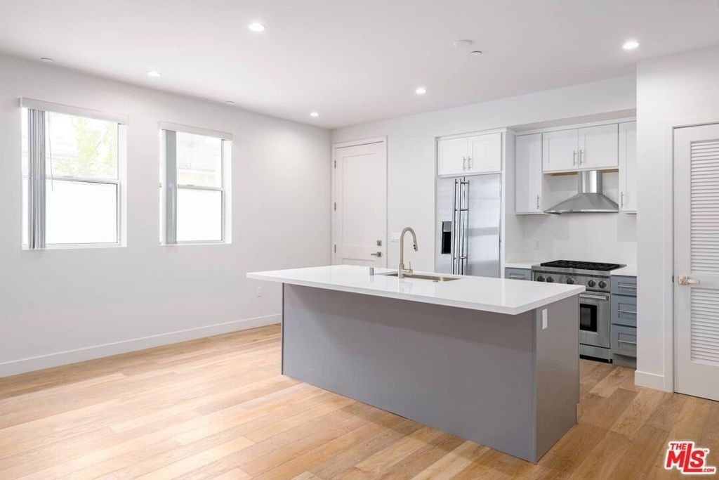 3726 Kelton Avenue - Photo 2