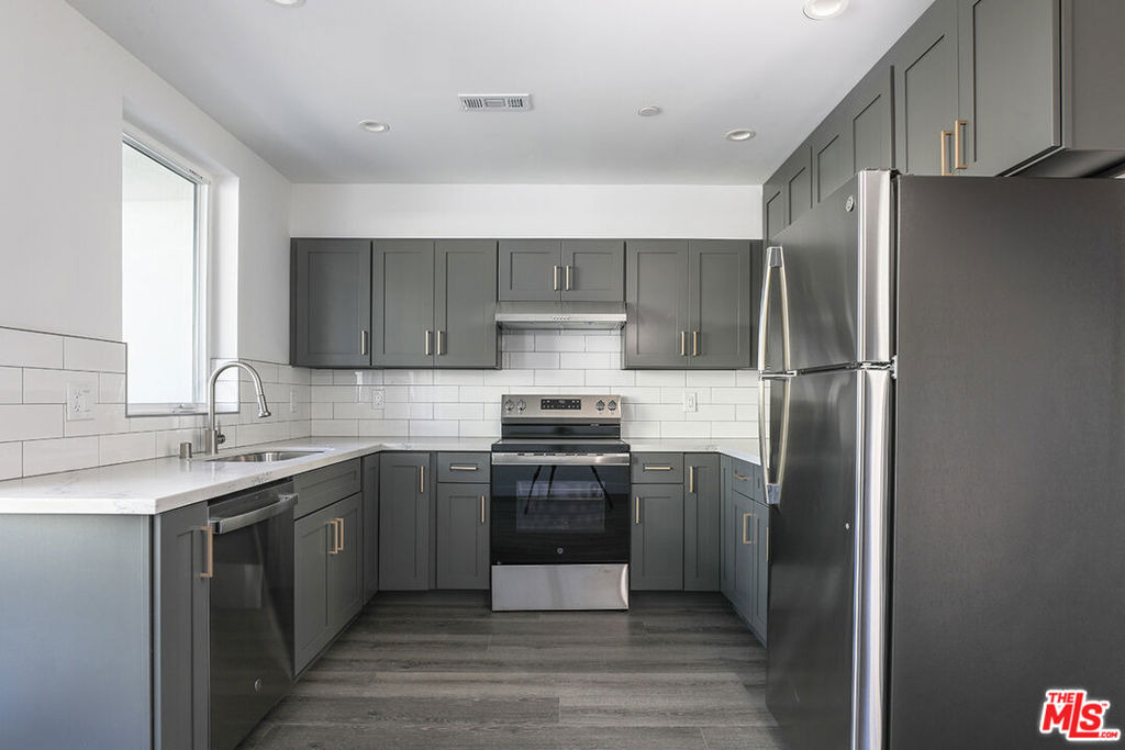 1432 W 9th Street - Photo 6