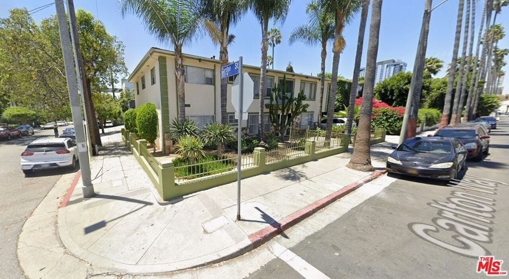 5950 Carlton Way - Photo 0