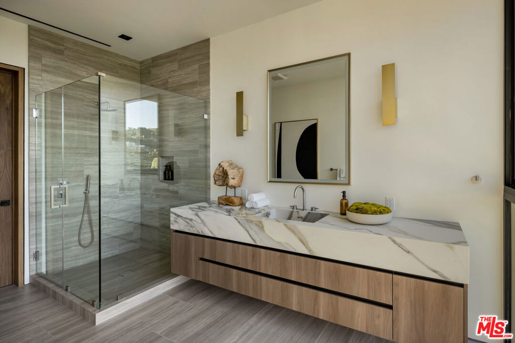 8777 W Hollywood Boulevard - Photo 10