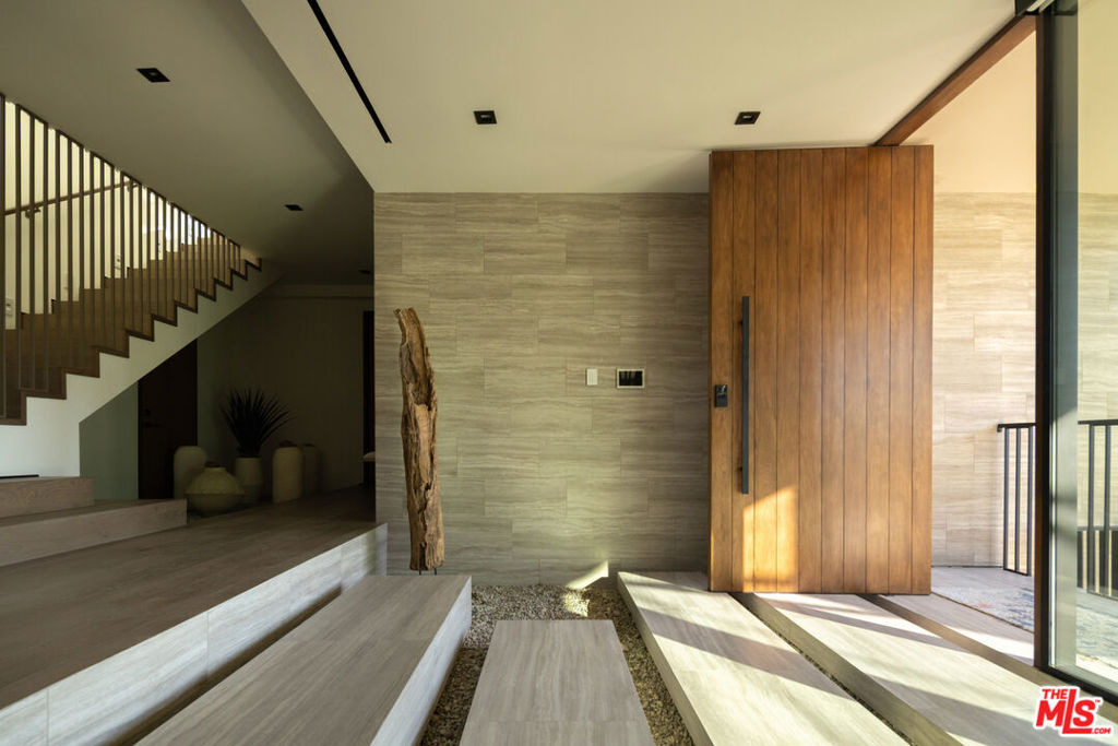 8777 W Hollywood Boulevard - Photo 0