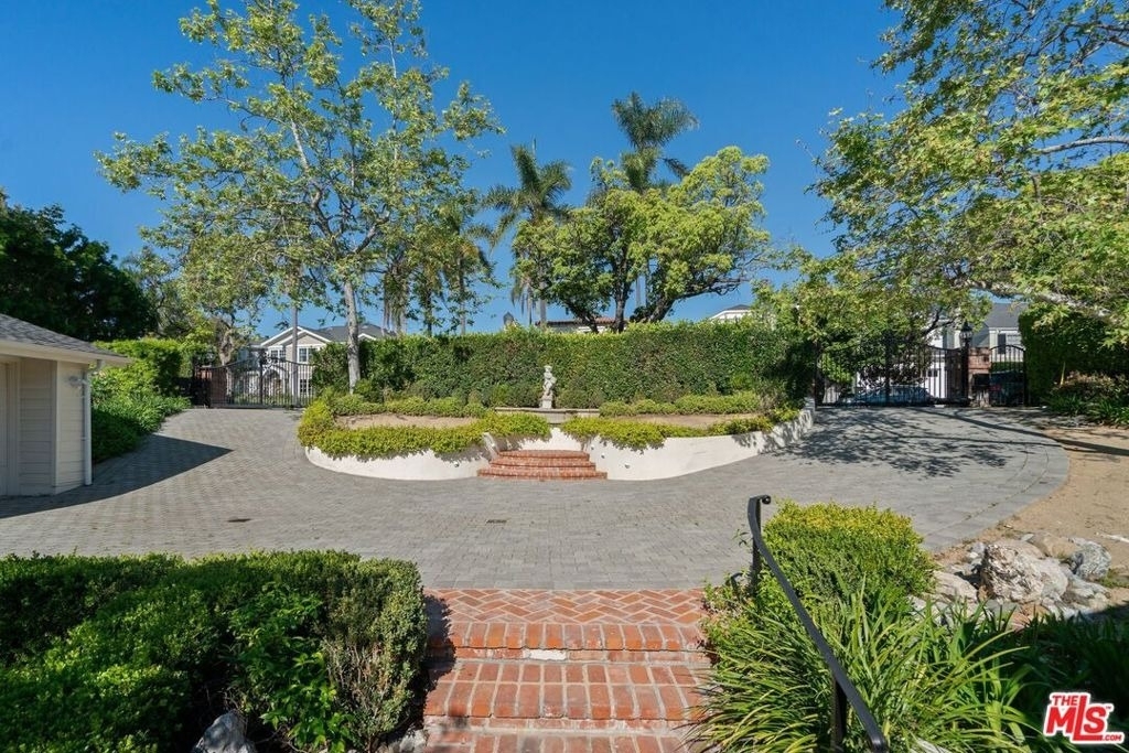 510 Toyopa Drive - Photo 2