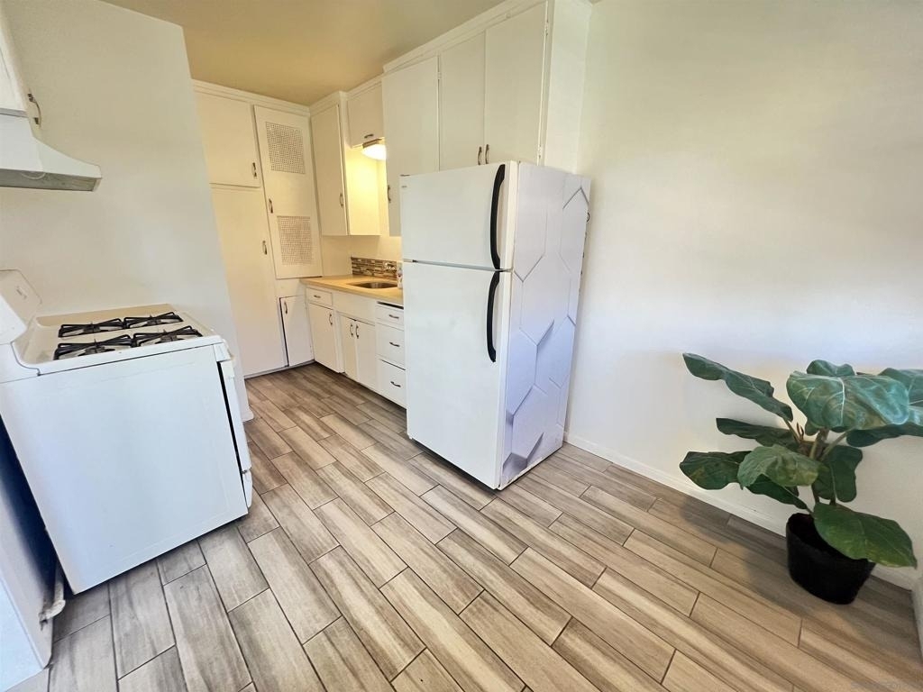 4064 Oakcrest Dr - Photo 1