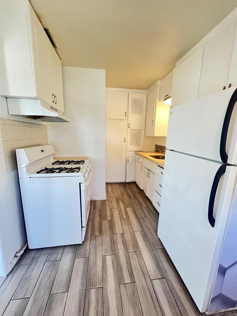 4064 Oakcrest Dr - Photo 2