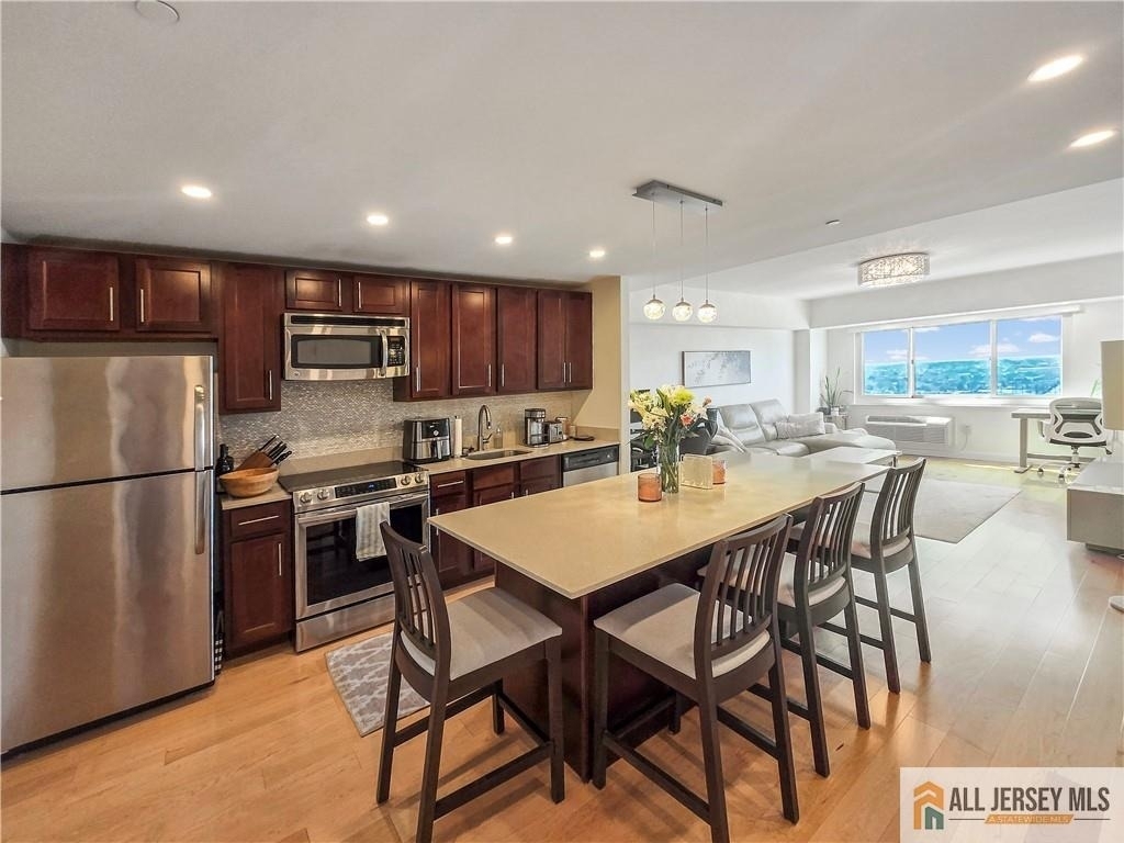 110 Somerset Street - Photo 2