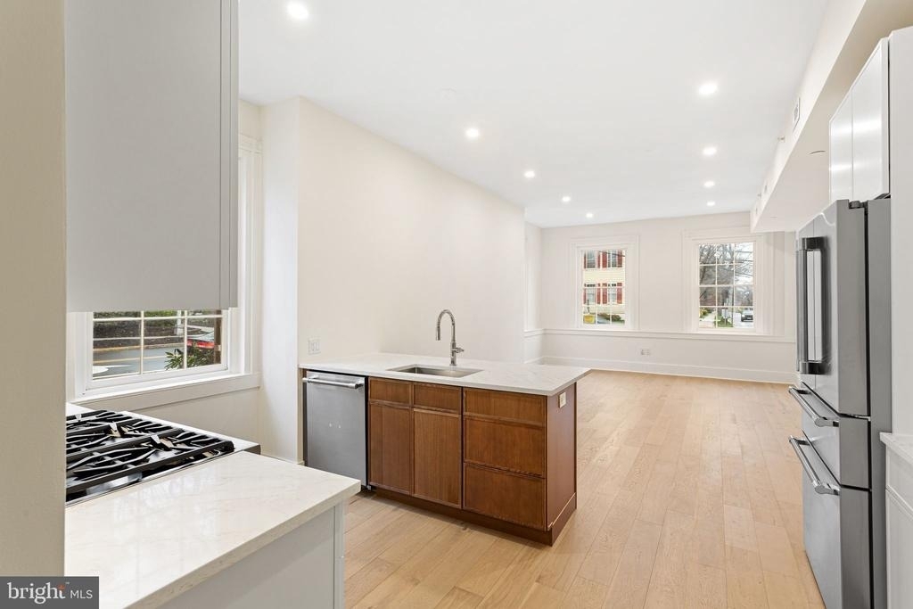 300 Kings Highway E - Photo 1