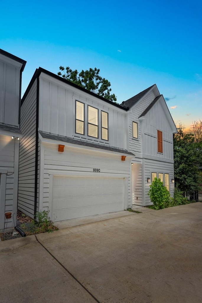 909 Oak Street - Photo 1