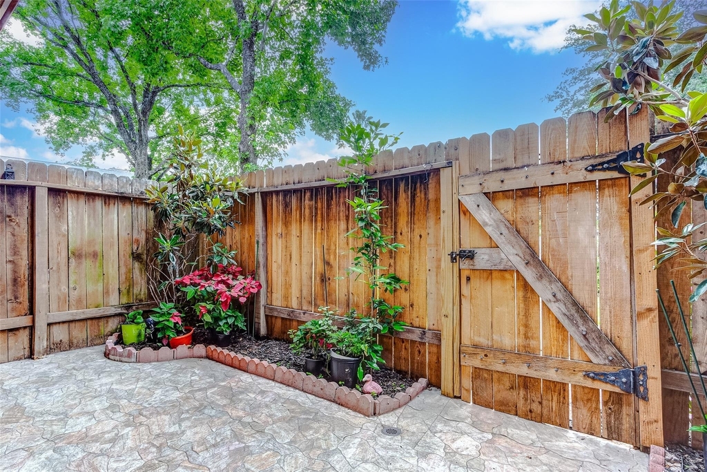 7600 Burgoyne Road - Photo 9