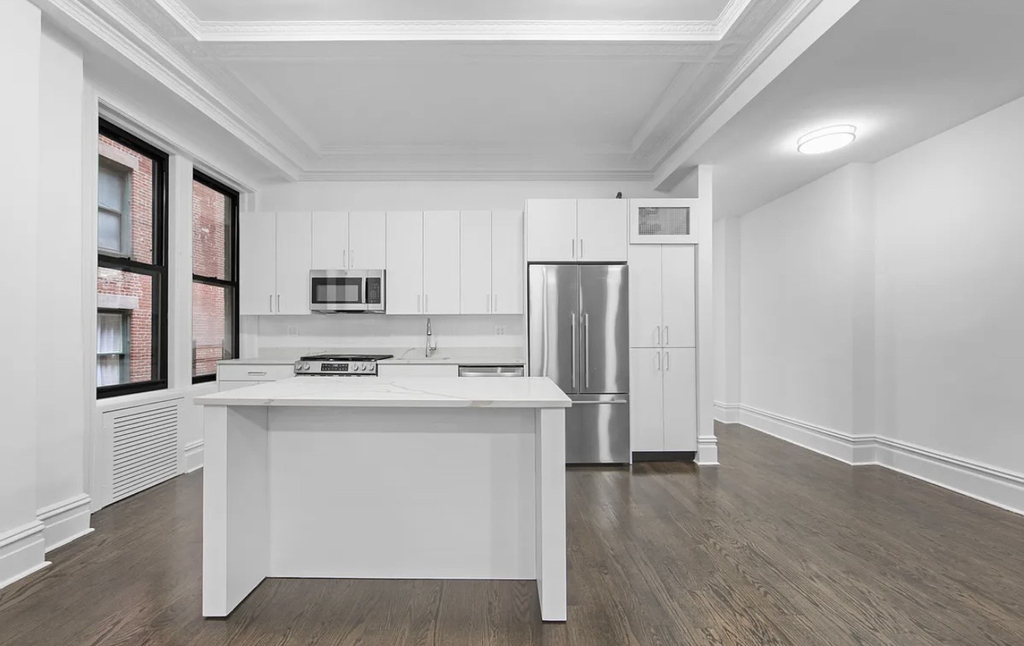 200 West 58th Street - Photo 2