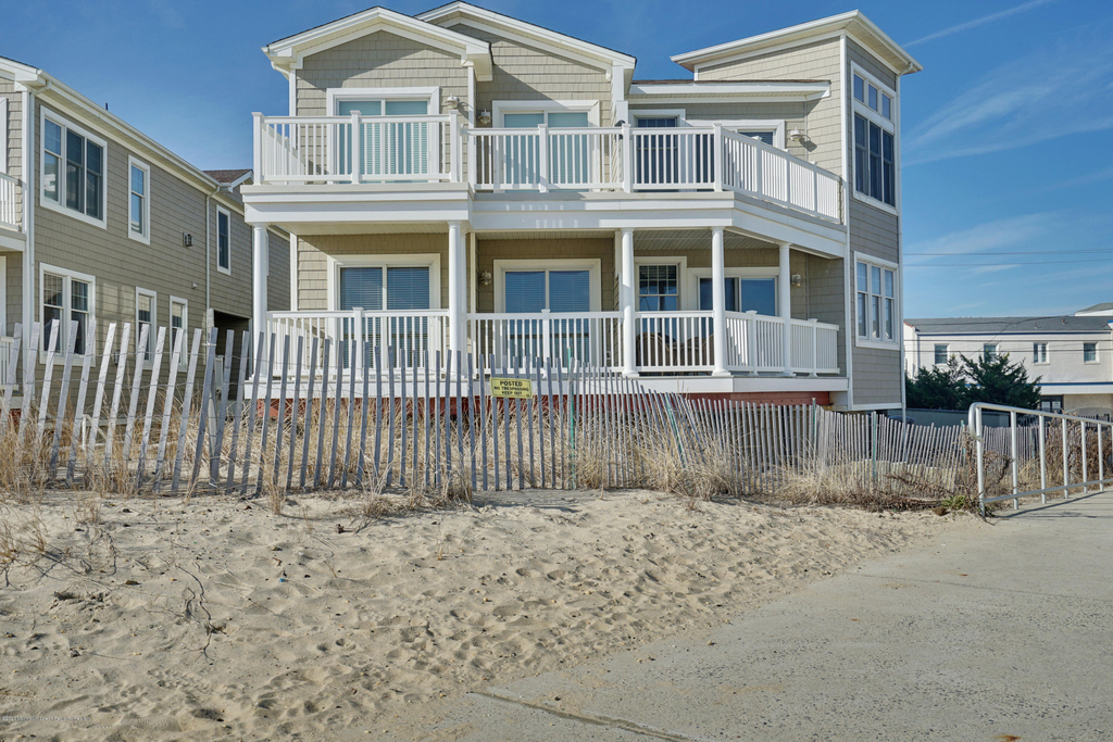 209 Beachfront - Photo 0