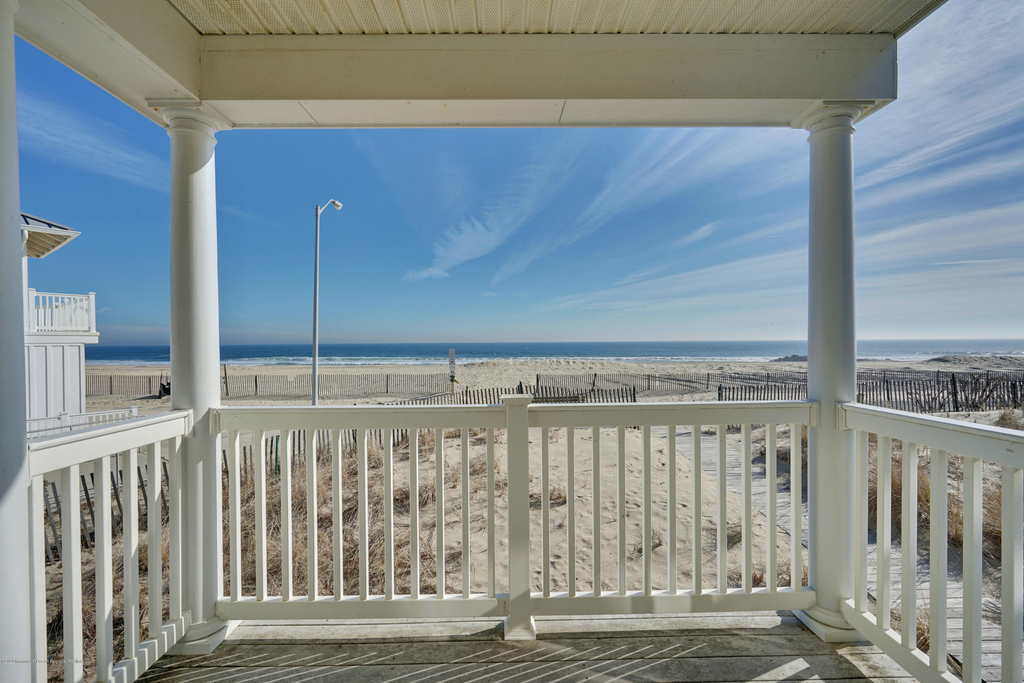 209 Beachfront - Photo 8