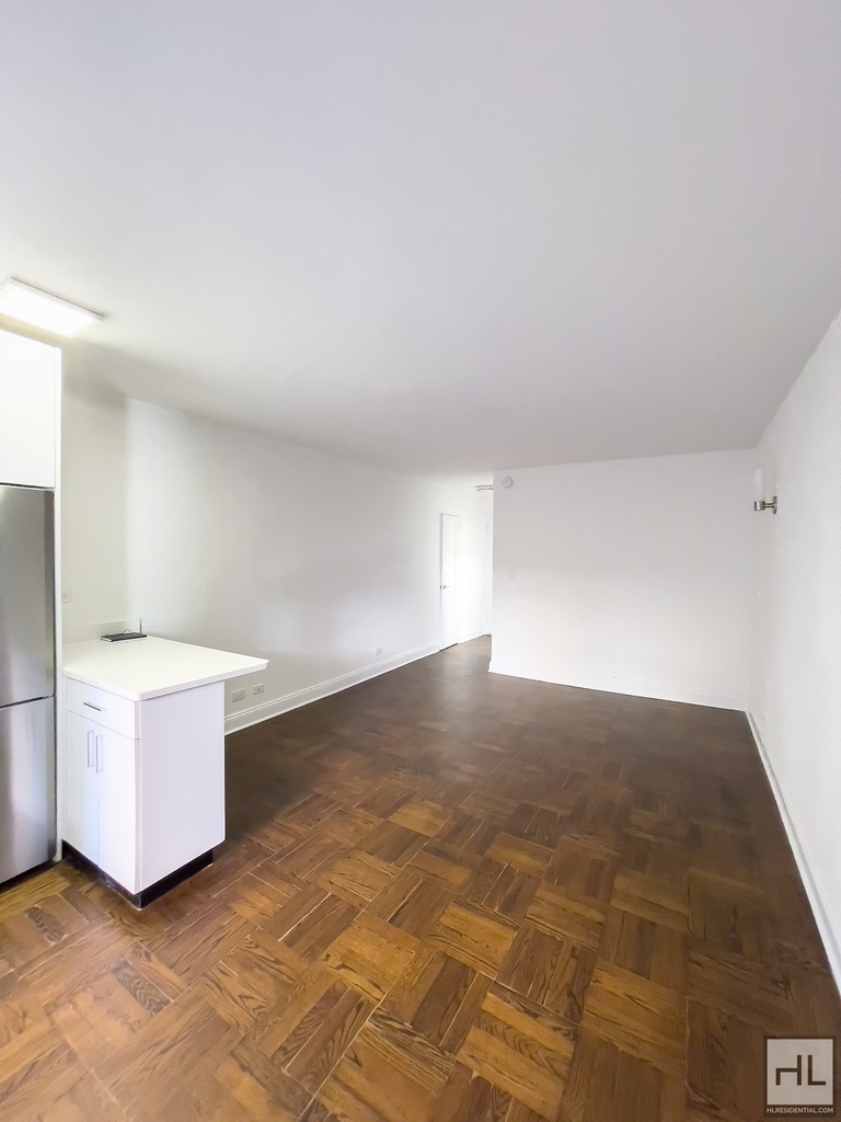 East 35 Street - Photo 3