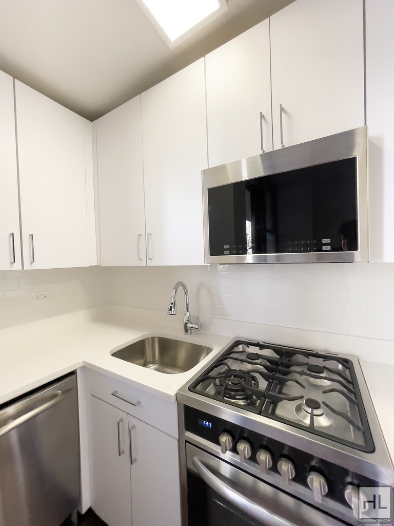 East 35 Street - Photo 5