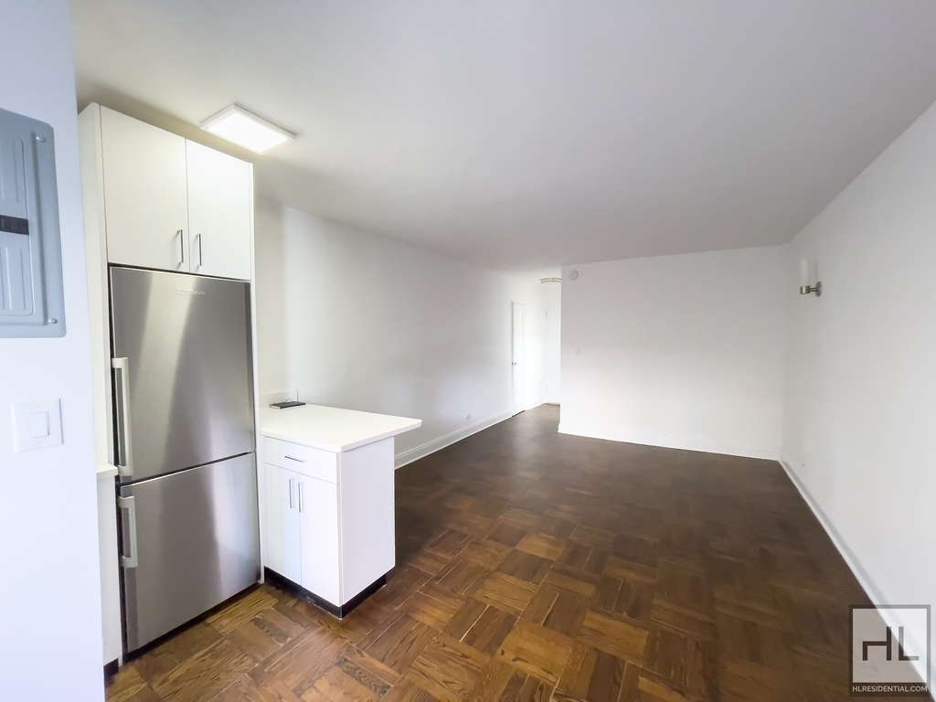 East 35 Street - Photo 4