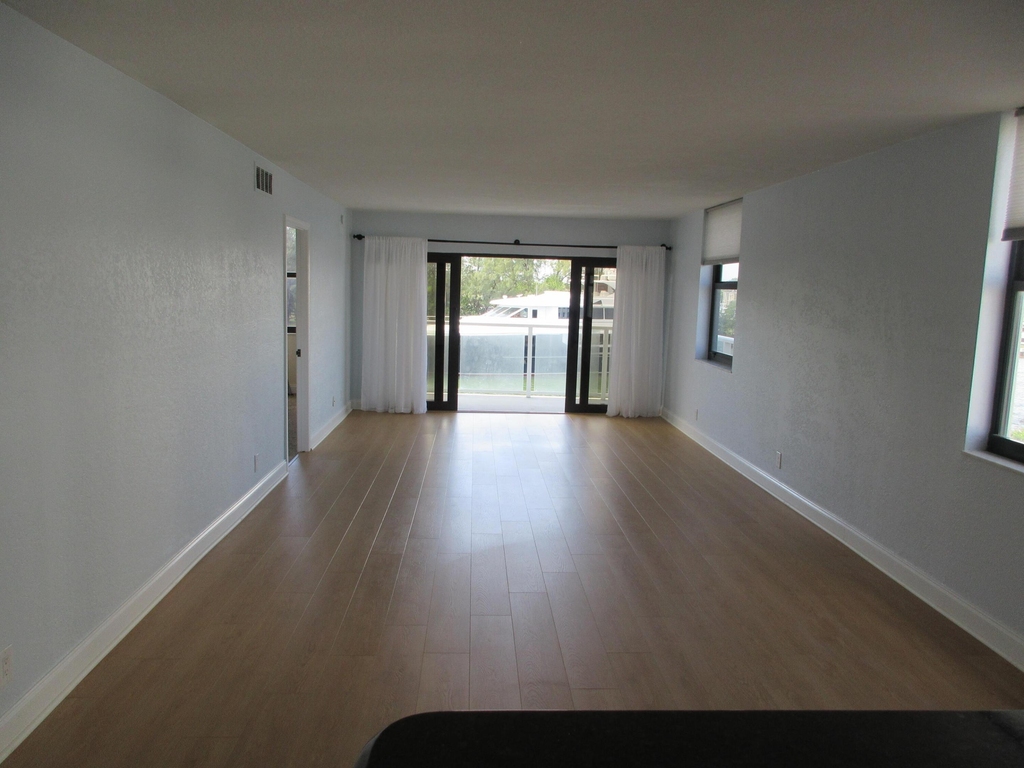 1401 N Riverside Drive - Photo 12