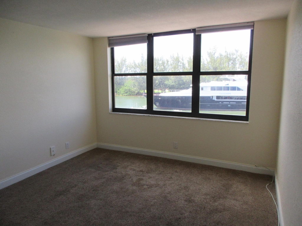1401 N Riverside Drive - Photo 16