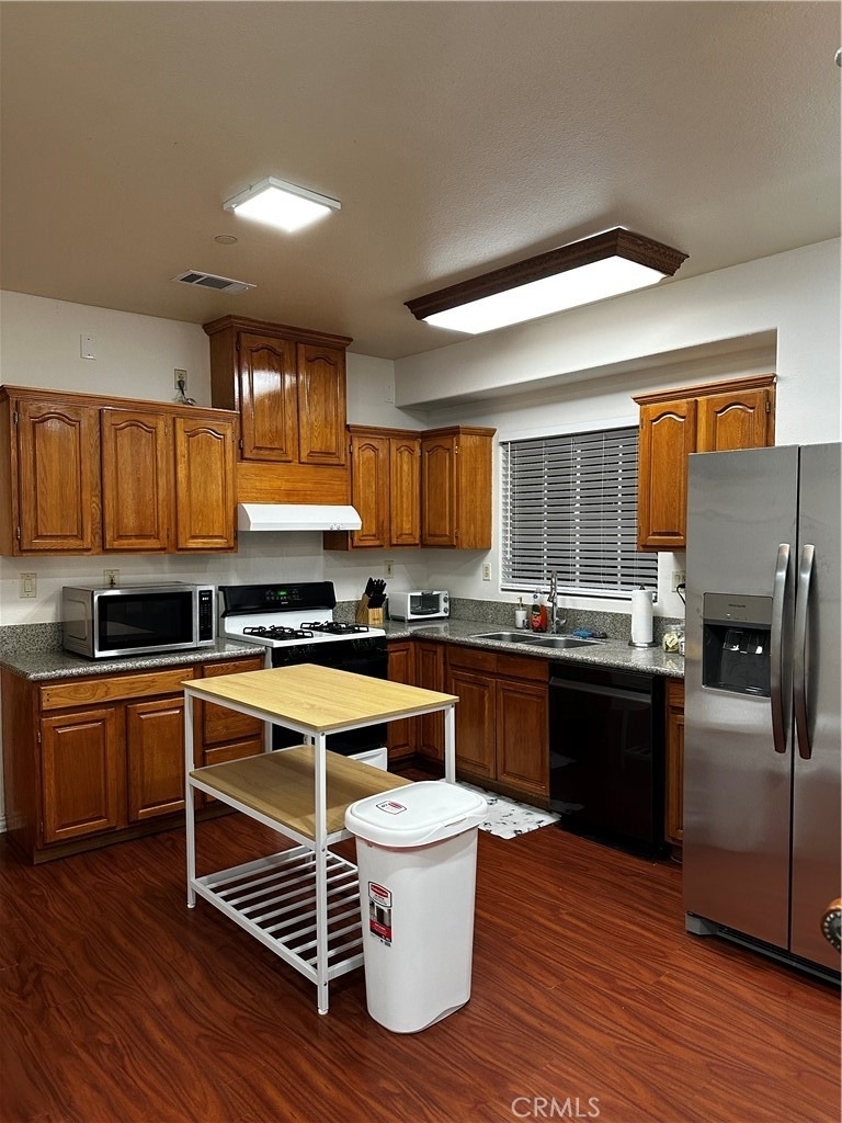 300 Lampman Way - Photo 3