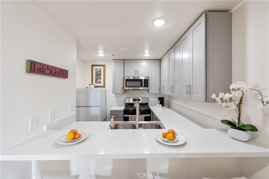 450 E 4th - Photo 2