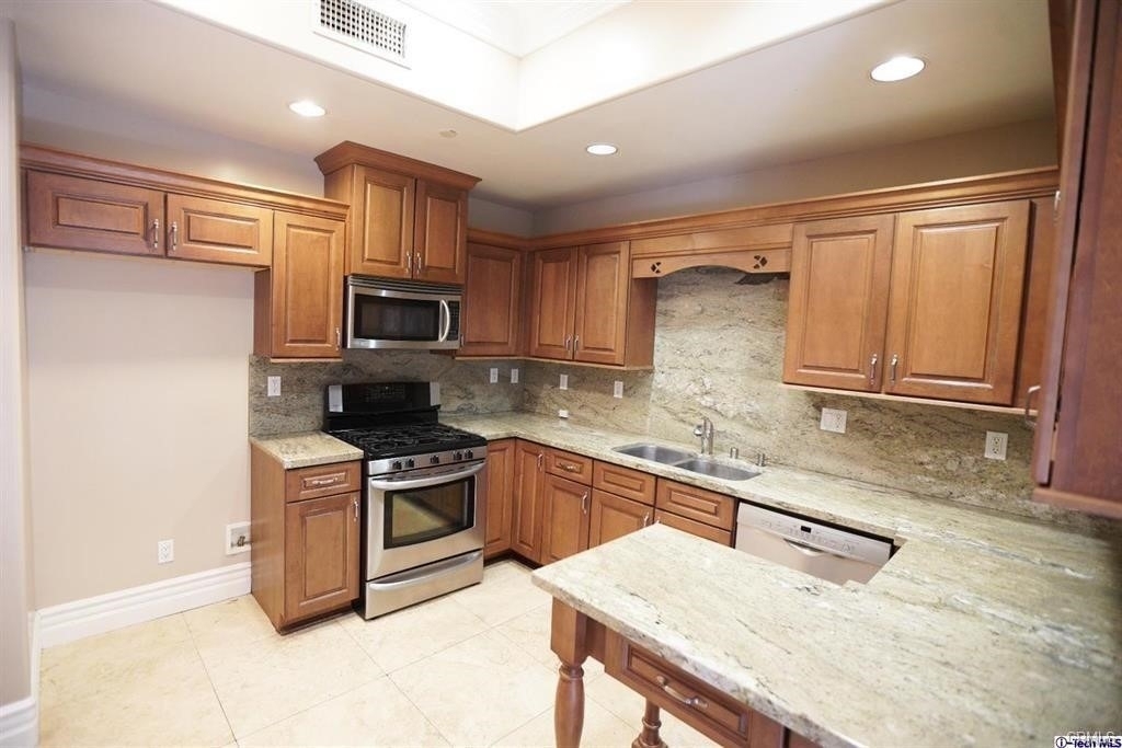 18245 Burbank - Photo 5