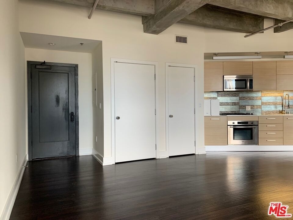 727 W 7th Street - Photo 2