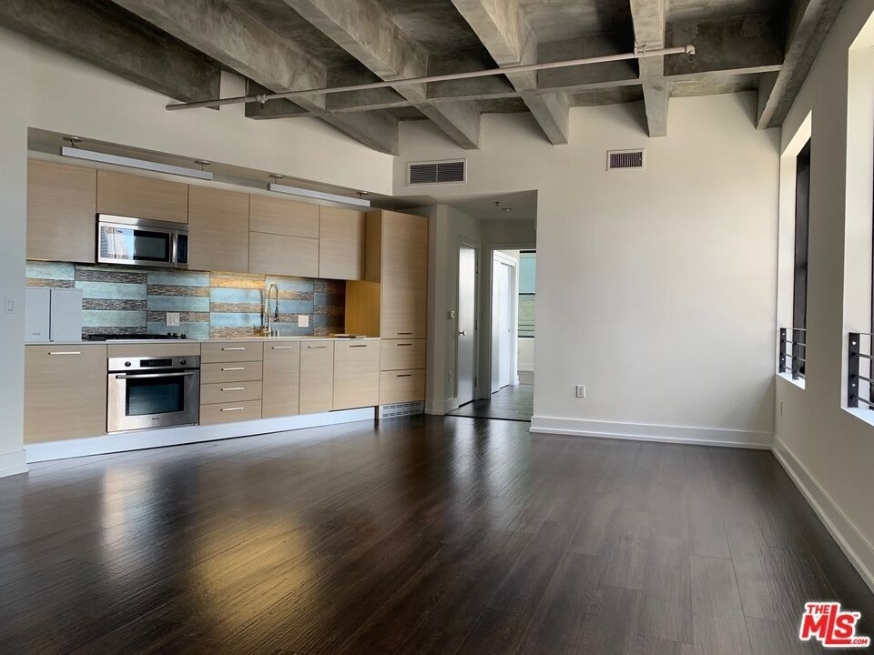 727 W 7th Street - Photo 1