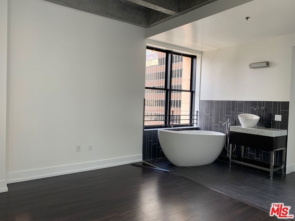 727 W 7th Street - Photo 0