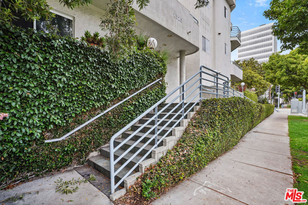 1325 Arizona Avenue - Photo 55