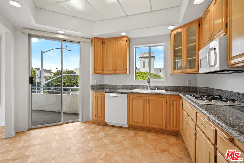 1325 Arizona Avenue - Photo 23