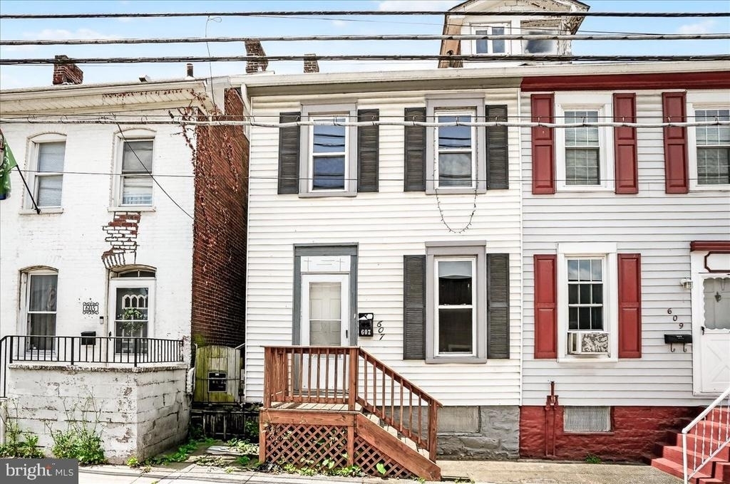 607 Salem Avenue - Photo 0