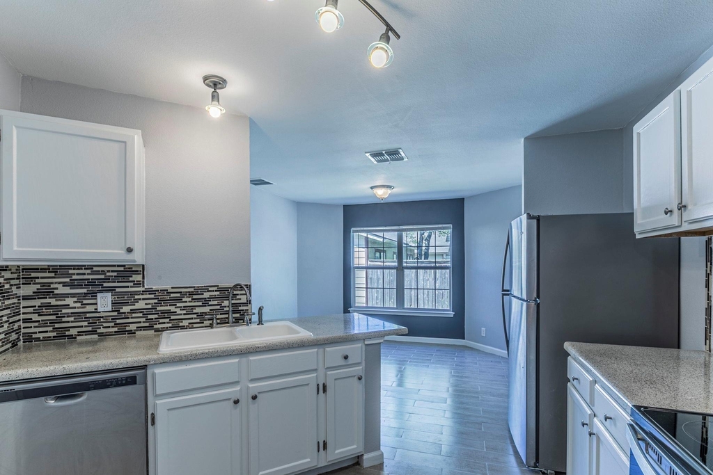 9411 Valley Moss - Photo 5