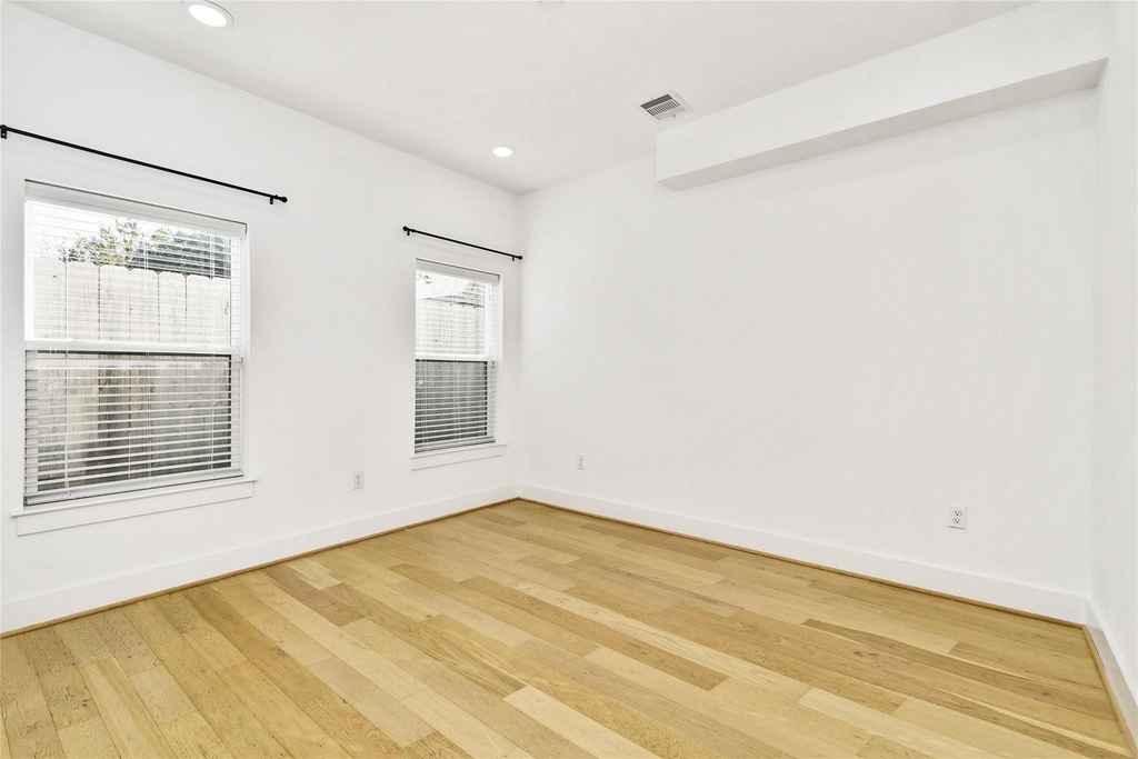 208 N York Street - Photo 3