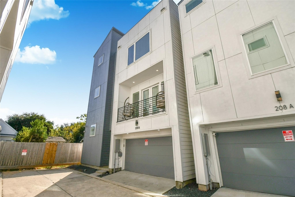 208 N York Street - Photo 1