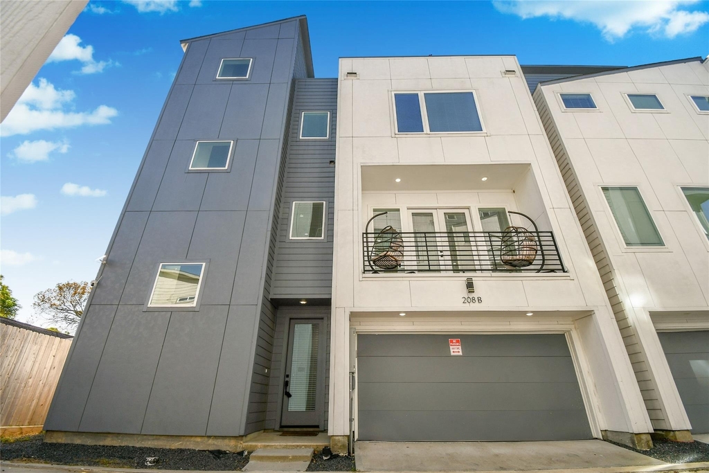 208 N York Street - Photo 0