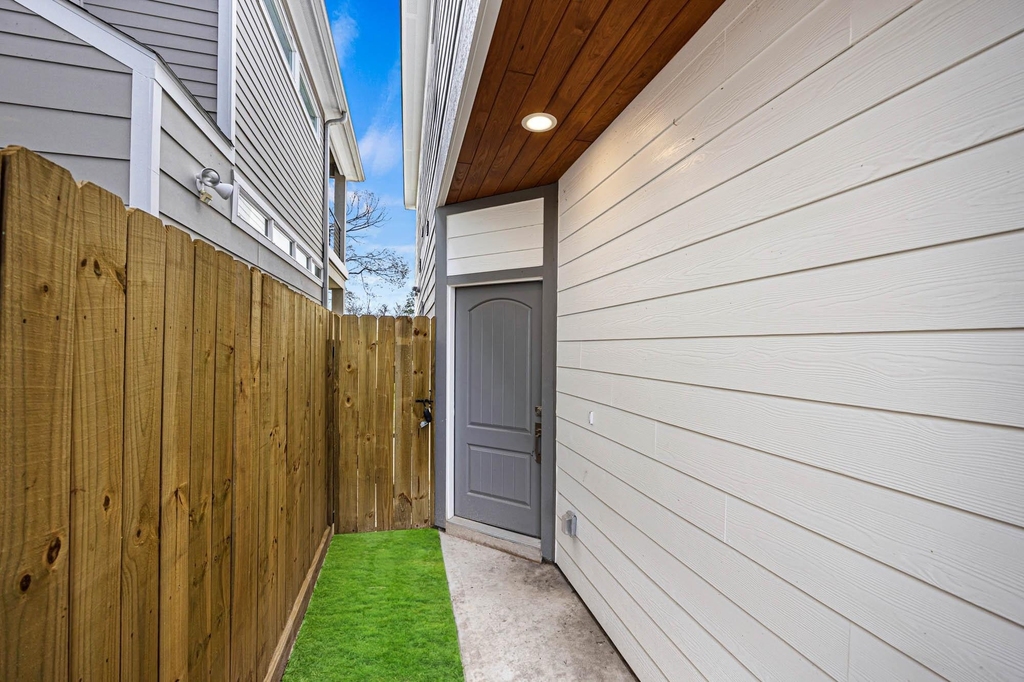 4512 Noble Street - Photo 2