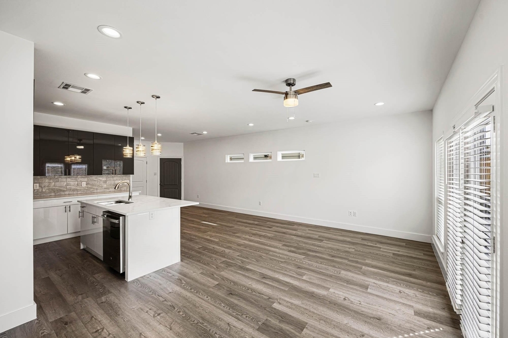 4512 Noble Street - Photo 6